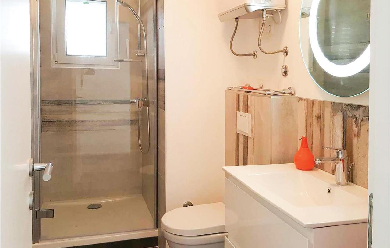 Cozy Apartment In Brodarica With Wifi Kültér fotó