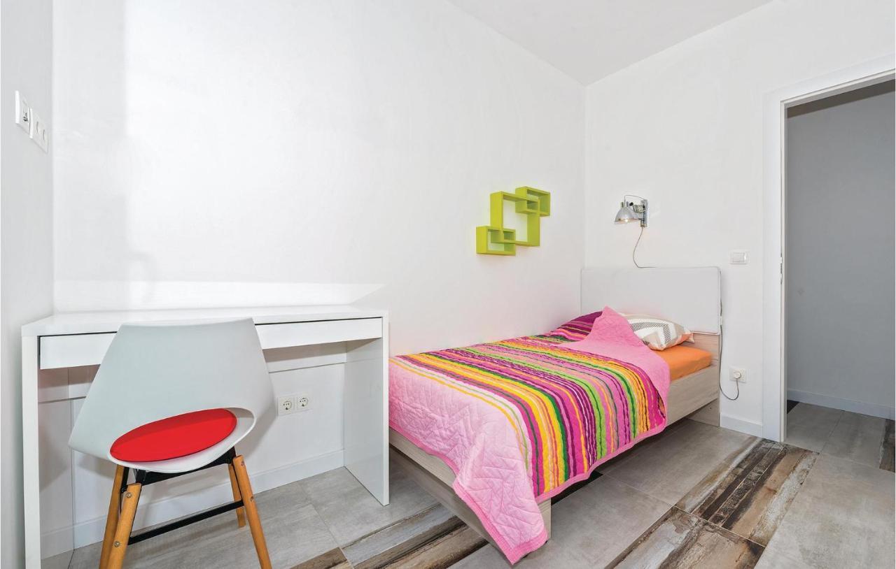 Cozy Apartment In Brodarica With Wifi Kültér fotó